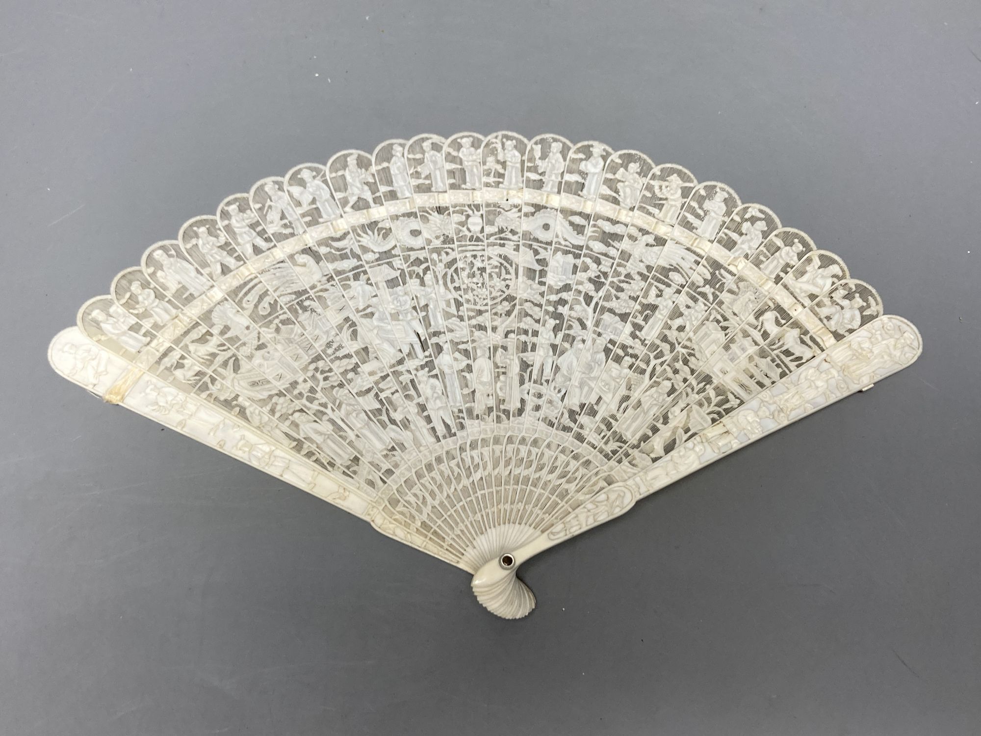An early 19th century Chinese ivory brise fan, 19.1cm